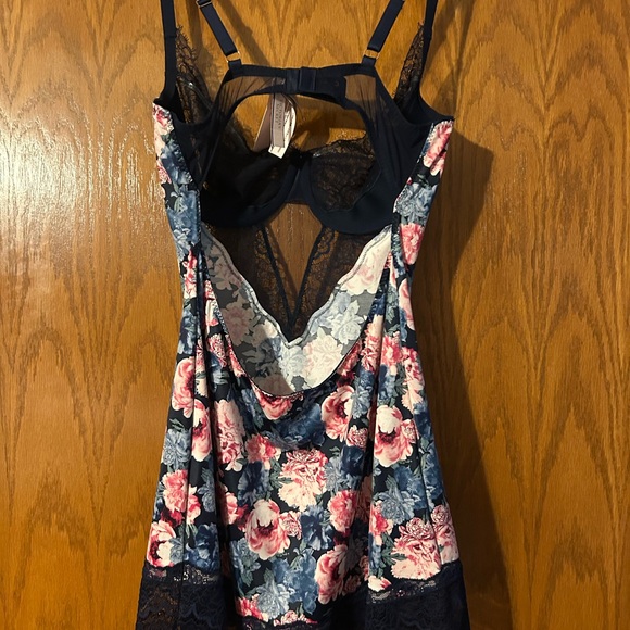 Victoria secrets Floral Lace Quarter cup slip with garters - Picture 2 of 8